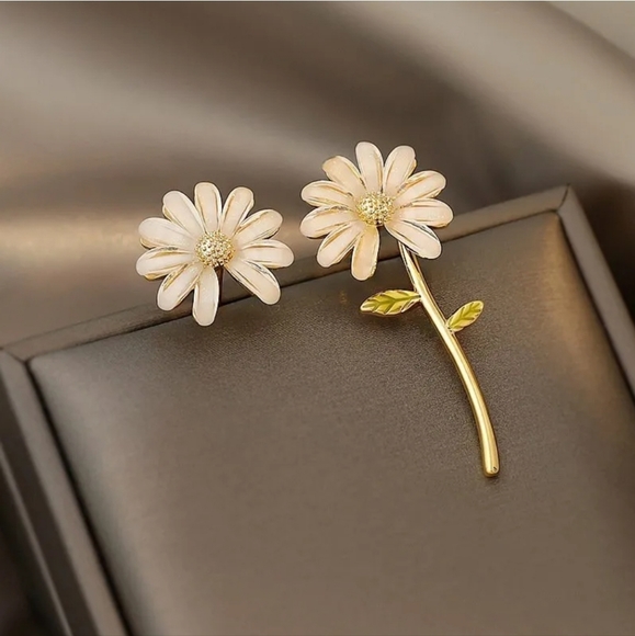 Gold-plated mismatched flower daisy earings with silver post BOGO - Picture 10 of 13